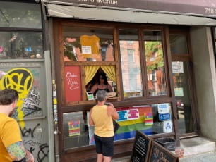 Fenêtre à café dans le quartier de Williamsburg à Brooklyn (notre guide de voyage à New-York)