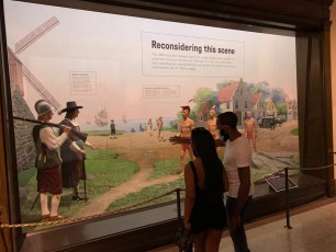 Reproduction d'une rencontre entre colons et autochtones au Musée d'histoire naturelle de New-York (American Museum of Natural History)