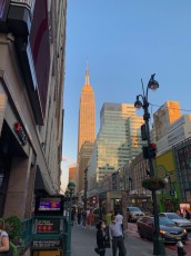 L'empire State Building vu de Broadway à New-York