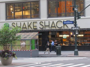 Shake Shack, la chaîne emblématique de hamburgers, ici à Times Square New-York