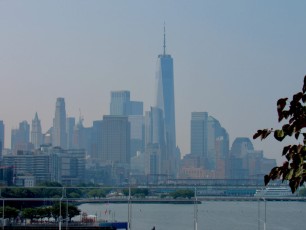 Vue sur Manhattan depuis Little Island, une île artificielle sur l'Hudson River. Notre guide de voyage à New-York