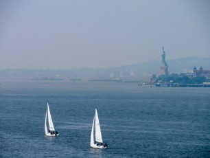 Vue sur la Statue de la Liberté depuis Little Island, une île artificielle sur l'Hudson River. Notre guide de voyage à New-York