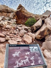 Pétroglyphes sur la route de Sur la route de Delicate Arch, à Arches National Park, Moab, Utah