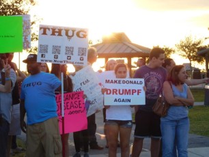 Les opposants à Donald Trump le 13 mars à Boca Raton