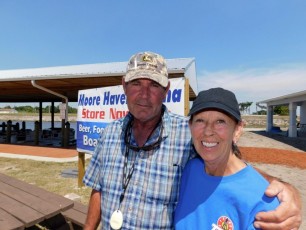 M. et Mme Power à la Marina de Moore Haven, sur le lac Okeechobee (Floride)