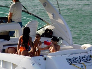Fête sur les bateaux dans la Baie de Biscayne, entre Miami et Miami Beach