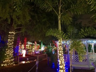 Hoffmans-chocolate-factory-lake-worth-Palm-Beach-decorations-illuminations-noel-7418