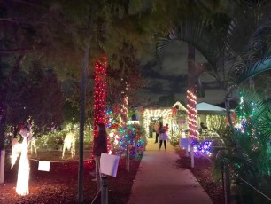 Hoffmans-chocolate-factory-lake-worth-Palm-Beach-decorations-illuminations-noel-7429