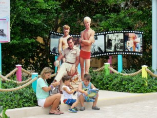 Famille devant l'attraction "Flipper" au Miami Seaquarium
