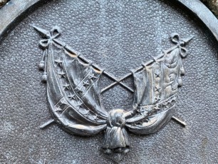 Drapeaux confédérés sculptés dans le Washington Square de Charleston