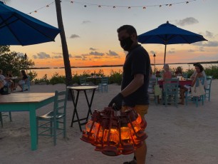 Le porteur de lanternes au Morada Bay Café
