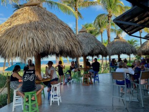 Tiki-bar Lucky Fish sur la plage de Pompano Beach en Floride