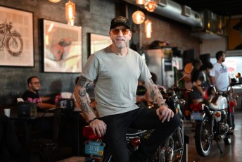 Matt McKenna (créateur de l'Imperial Moto Cafe). La préférée de ses nombreuses motos ? La dernière : Triumph Scrambler 2023 !