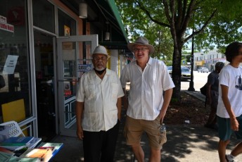Jan Mapou, libraire et fondateur du Festival du Livre, avec Gwendal Gauthier, directeur du Courrier des Amériques
