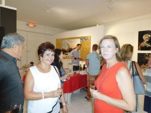 La Cuisine de Sylvie (à gauche) a régalé les palais durant le vernissage de Blooming Beauties à la Macaya Gallery de Miami