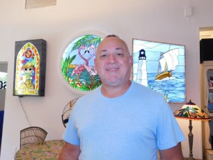 Noel Rosado, artisan spécialiste du vitrail à Cauley Square dans le Redland de Homestead (près de Miami en Floride)