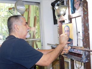 Autoportrait de Carlos Franco au Art Center de Cauley Square dans le Redland de Homestead (près de Miami en Floride)