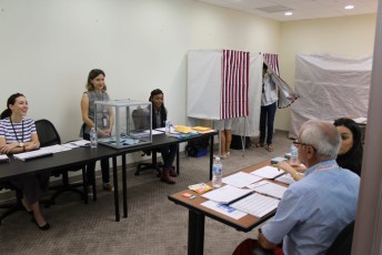 Le bureau de vote au consulat de France à Miami. Photos fournies par les bureau de vote.
