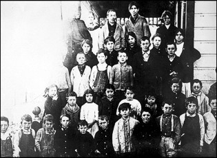 Photo des "Jeunes Icariens" dans l'école d’Icaria-Sperenza la colonie de Cloverdale, en Californie.