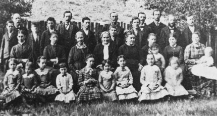 Photo des "Jeunes Icariens" dans l'école d’Icaria-Sperenza la colonie de Cloverdale, en Californie dans les années 1880.