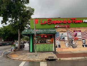 Le traditionnel petit café cubain du coin de la rue, sur Calle Ocho à Miami.