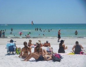 Plage de Siesta Beach sur l'île de Siesta Key à Sarasota / Floride