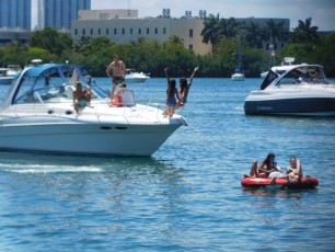 Fête sur les bateaux à Oleta River State Park / Miami Beach