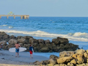 Surf sur la plage sud de Deerfield Beach en Floride
