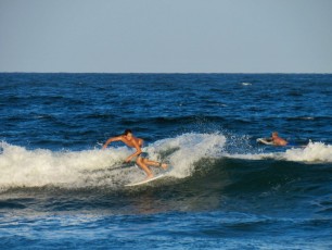Surf sur la plage sud de Deerfield Beach en Floride