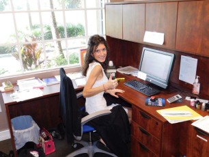 Anne Josée, dans les nouveaux bureaux de Canam Golf à Pompano Beach (Floride)