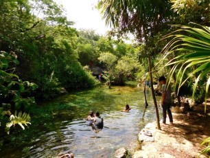 La cenote Azul près de Playa del Carmen au Mexique