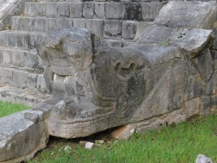 Chichen-Itza-Pyramide-Maya-Yucatan-Mexique-9920