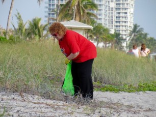 La consule générale du Canada Susan Harper durant l'opération de nettoyage de la plage de Hollywood.