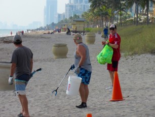 Les Canadiens ont nettoyé la plage de Hollywood (Floride)