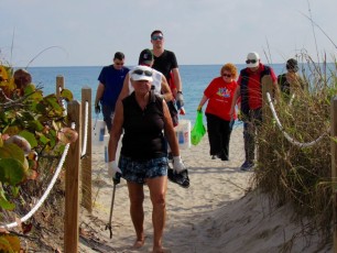 Les Canadiens ont nettoyé la plage de Hollywood (Floride)