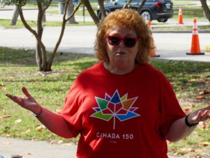 La consule générale du Canada Susan Harper durant l'opération de nettoyage de la plage de Hollywood.