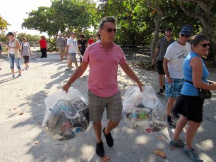 Les Canadiens ont nettoyé la plage de Hollywood (Floride)