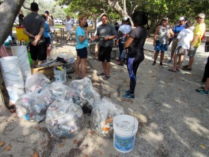 Les Canadiens ont nettoyé la plage de Hollywood (Floride)