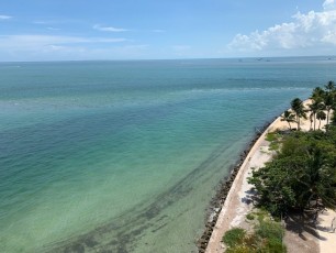 On distingue Stiltsville au marge depuis le phare du Cape Florida State Park, sur l'île de Key Biscayne (Miami en Floride)