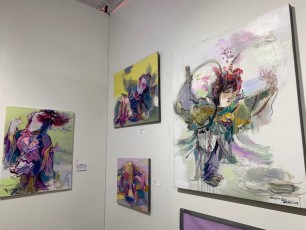 Le peintre chinois Zhao Junchao durant les expositions et foires d'art contemporain Red Dot et Spectrum dans le quartier de Wynwood à Miami.