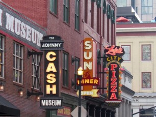 Lower Broadway et ses honky-tonks à Nashville, Tennessee