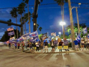 Partisans de Donald Trump dans les rues de Fort Lauderdale (Floride) ce 3 novembre à 18h.