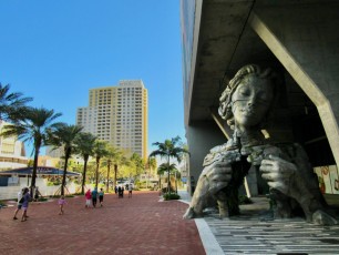 La sculpture Thrive dans le centre de Fort Lauderdale en Floride