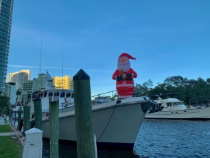 Décorations de Noël sur le Riverwalk de Fort Lauderdale en 2020.