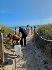 Les Canadiens ont nettoyé la plage de Hollywood en Floride