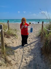 Susan Harper, consule générale du Canada. Les Canadiens ont nettoyé la plage de Hollywood en Floride