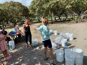 Les Canadiens ont nettoyé la plage de Hollywood en Floride