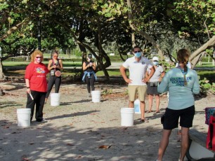 Les Canadiens ont nettoyé la plage de Hollywood en Floride