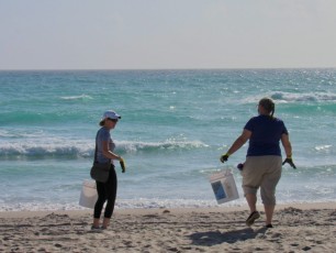 Les Canadiens ont nettoyé la plage de Hollywood en Floride