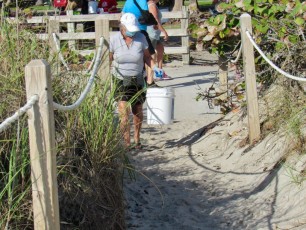 Les Canadiens ont nettoyé la plage de Hollywood en Floride